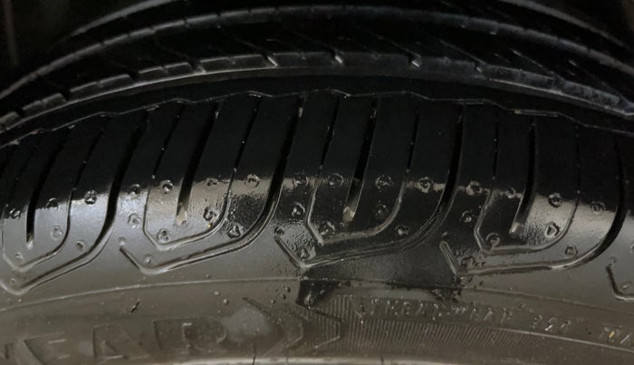 2017 Volkswagen Vento COMFORTLINE 1.6, Petrol, Manual, 75,158 km, Right Rear Tyre Tread