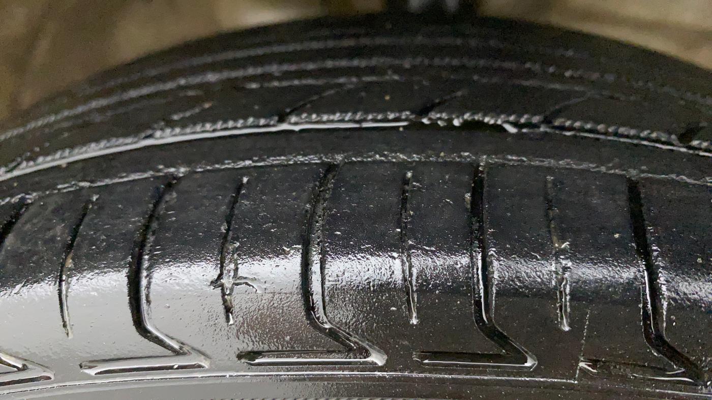 2016 Maruti Wagon R 1.0 VXI AMT, Petrol, Automatic, 65,129 km, Right Front Tyre Tread