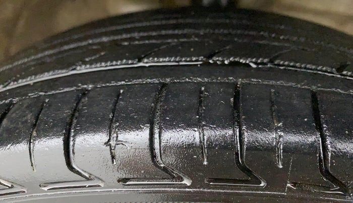 2016 Maruti Wagon R 1.0 VXI AMT, Petrol, Automatic, 65,129 km, Right Front Tyre Tread