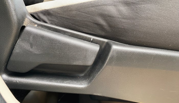 2020 Renault TRIBER RXT, Petrol, Manual, 61,393 km, Driver Side Adjustment Panel