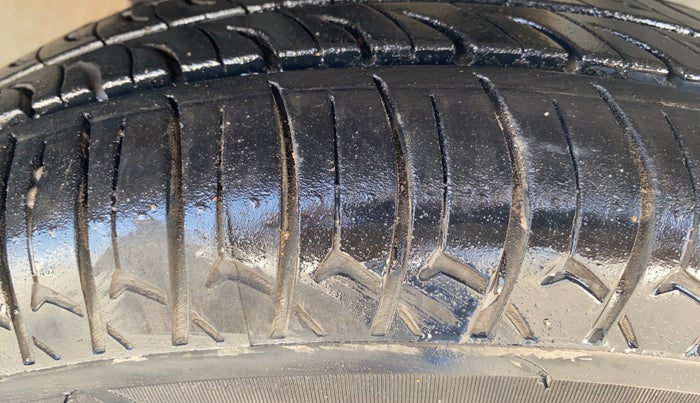 2020 Renault TRIBER RXT, Petrol, Manual, 61,393 km, Right Front Tyre Tread