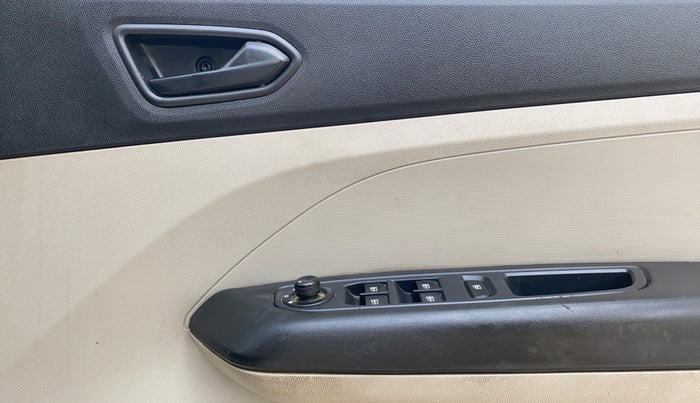 2020 Renault TRIBER RXT, Petrol, Manual, 61,393 km, Driver Side Door Panels Control