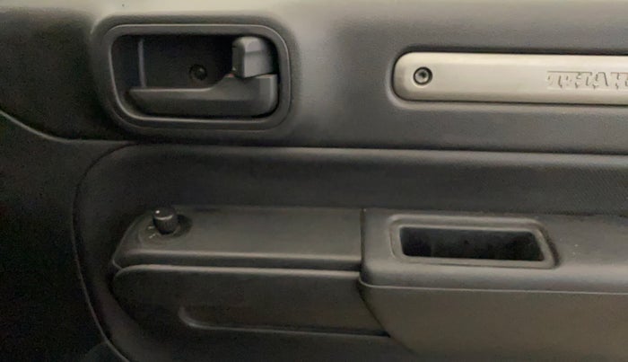 2021 Mahindra Thar LX PETROL HT 4WD AT, Petrol, Automatic, 55,622 km, Driver Side Door Panels Control