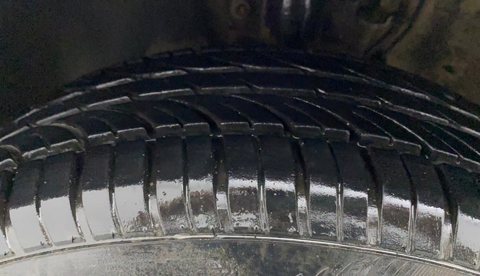 2013 Skoda Rapid AMBITION 1.6 TDI CR MT, Diesel, Manual, 77,104 km, Left Front Tyre Tread