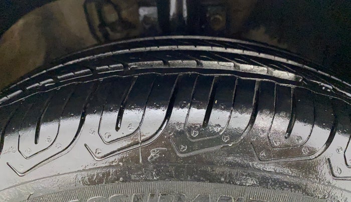 2013 Skoda Rapid AMBITION 1.6 TDI CR MT, Diesel, Manual, 77,104 km, Right Front Tyre Tread