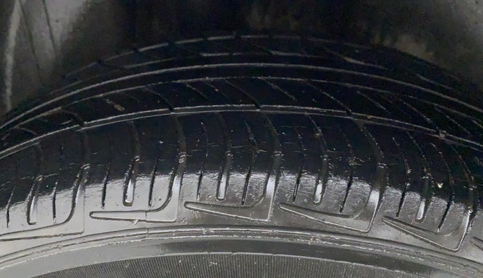 2013 Skoda Rapid AMBITION 1.6 TDI CR MT, Diesel, Manual, 77,104 km, Right Rear Tyre Tread
