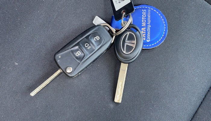 2024 Tata NEXON Smart Plus 1.2 Revotron 6 AMT, Petrol, Automatic, 14,400 km, Key Close Up