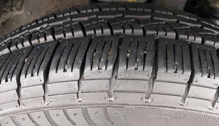 2016 Mahindra TUV300 T8, Diesel, Manual, 76,125 km, Right Front Tyre Tread