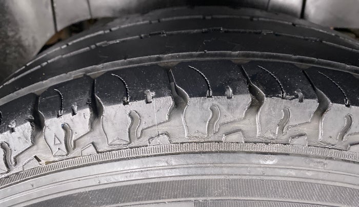 2016 Mahindra TUV300 T8, Diesel, Manual, 76,125 km, Right Rear Tyre Tread