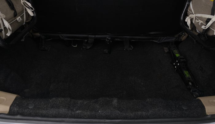 2016 Mahindra TUV300 T8, Diesel, Manual, 76,125 km, Boot Inside