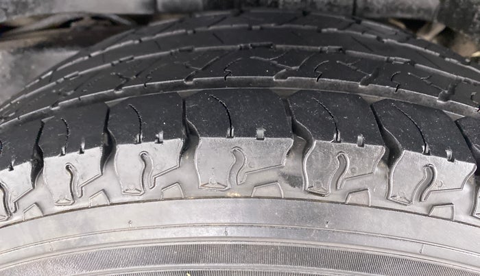 2016 Mahindra TUV300 T8, Diesel, Manual, 76,125 km, Left Rear Tyre Tread