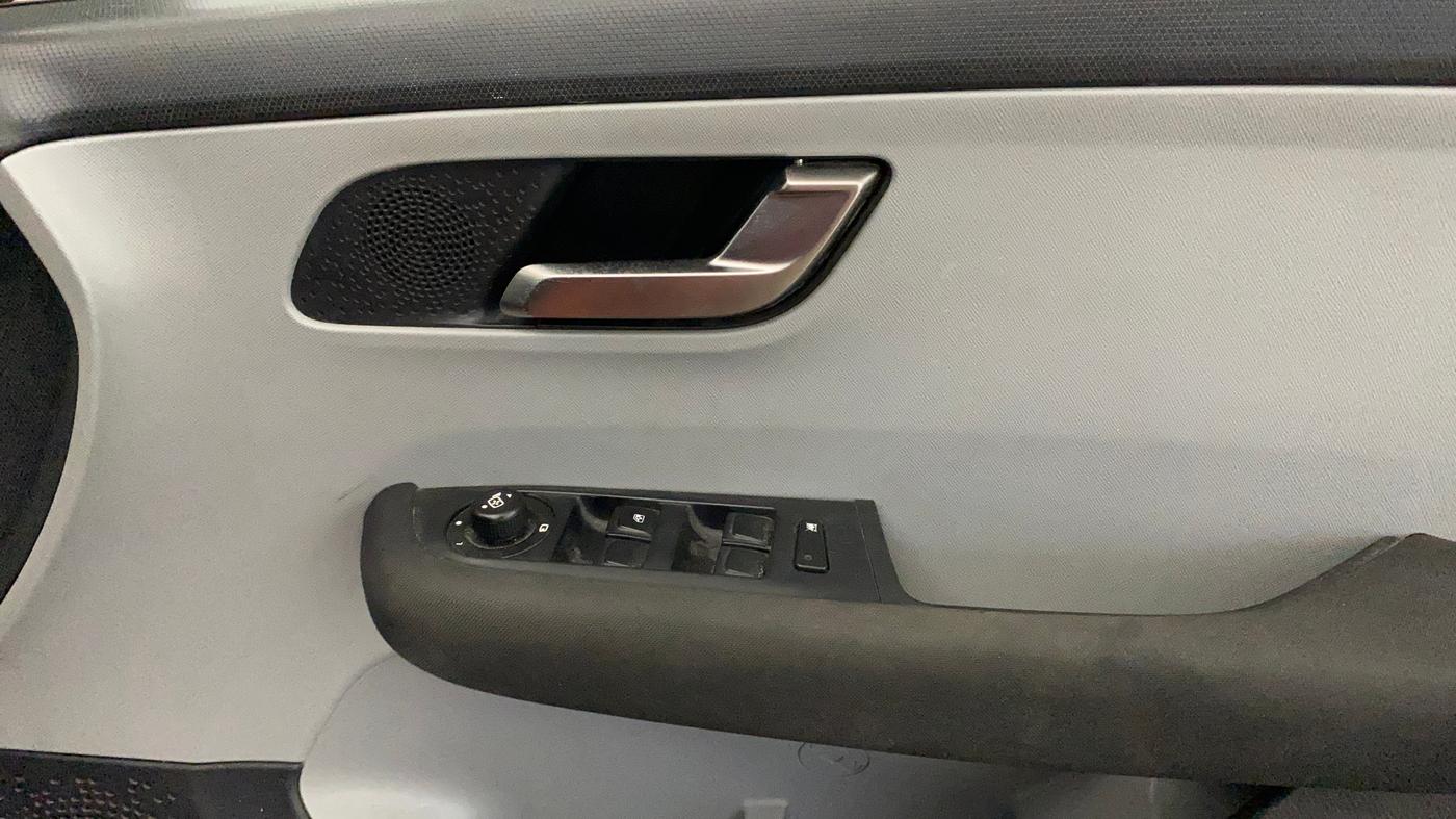 2020 Tata ALTROZ XZ PETROL, Petrol, Manual, 1,04,871 km, Driver Side Door Panels Control