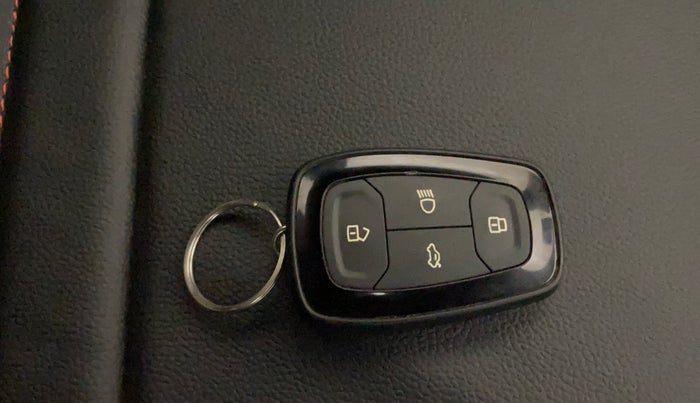 2020 Tata ALTROZ XZ PETROL, Petrol, Manual, 1,05,059 km, Key Close Up