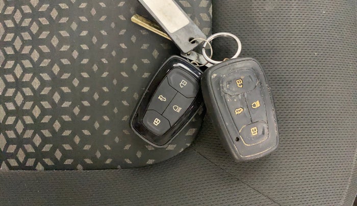 2018 Tata NEXON XZ PLUS PETROL, Petrol, Manual, 78,066 km, Key Close Up