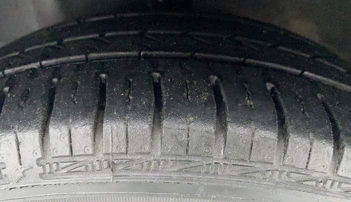 2017 Hyundai Eon ERA PLUS (O), Petrol, Manual, 23,479 km, Left Front Tyre Tread