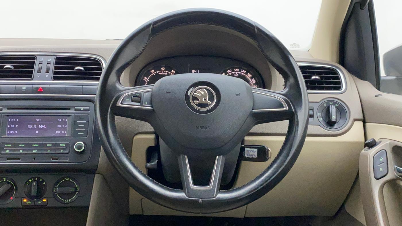 2015 Skoda Rapid AMBITION 1.6 MPI MT, Petrol, Manual, 1,16,847 km, Steering Wheel Close Up