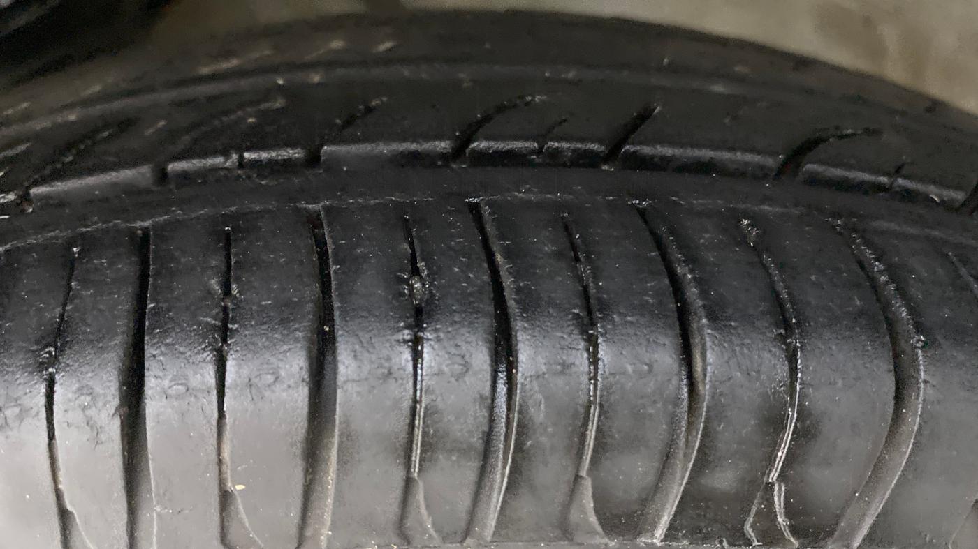2011 Maruti Alto LXI, Petrol, Manual, 78,639 km, Left Front Tyre Tread