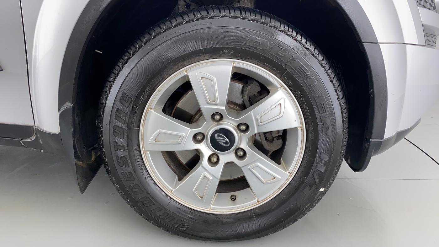 2014 Mahindra XUV500 W8 FWD, Diesel, Manual, 90,908 km, Right Front Wheel