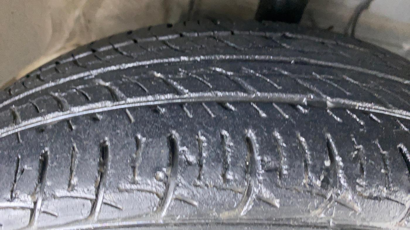 2019 Toyota Etios Liva V, Petrol, Manual, 31,719 km, Right Front Tyre Tread