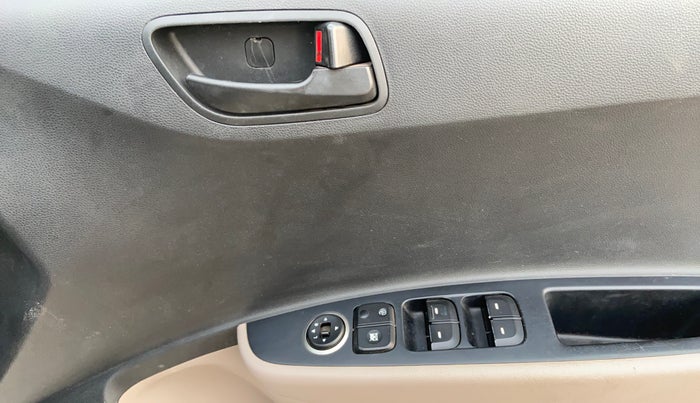 2017 Hyundai Grand i10 MAGNA AT 1.2 KAPPA VTVT, Petrol, Automatic, 53,296 km, Driver Side Door Panels Control