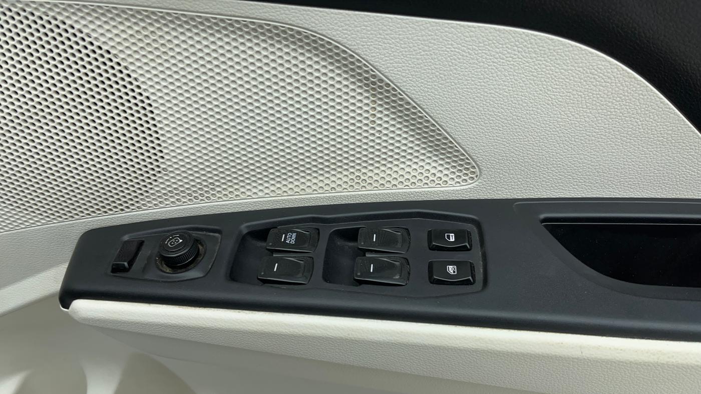 2024 Mahindra XUV 3XO MX2 Pro 1.2 L TCMPFI AT, Petrol, Automatic, 11,056 km, Driver Side Door Panels Control