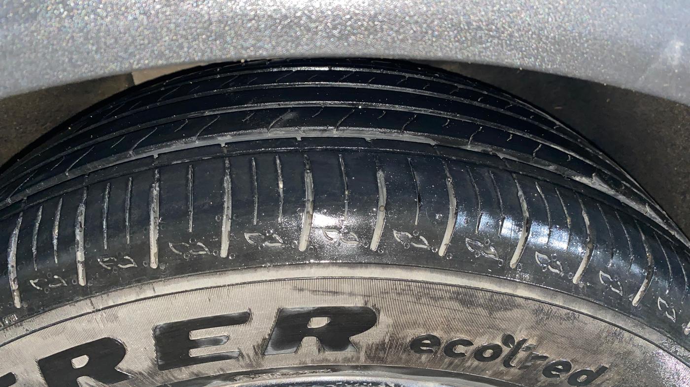 2022 Mahindra XUV700 AX 5 P MT 7 STR (E), Petrol, Manual, 14,076 km, Right Front Tyre Tread