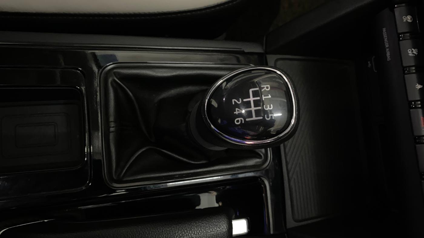2022 Mahindra XUV700 AX 5 P MT 7 STR (E), Petrol, Manual, 14,076 km, Gear Lever