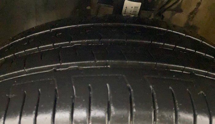 2015 Volkswagen Polo HIGHLINE1.2L, Petrol, Manual, 60,926 km, Left Front Tyre Tread