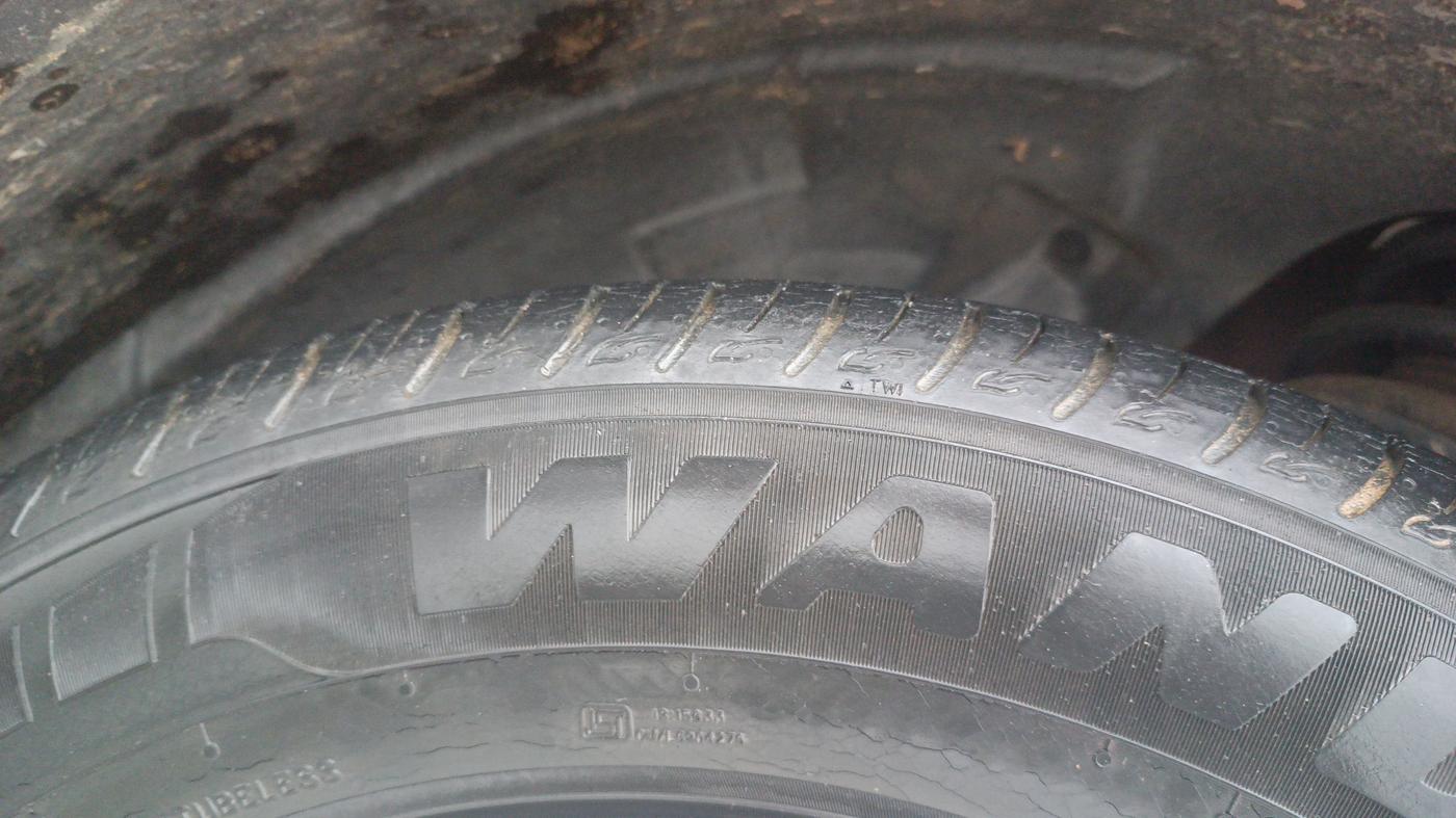 2019 Mahindra XUV300 W6 1.2 PETROL, Petrol, Manual, 43,459 km, Right Front Tyre Tread