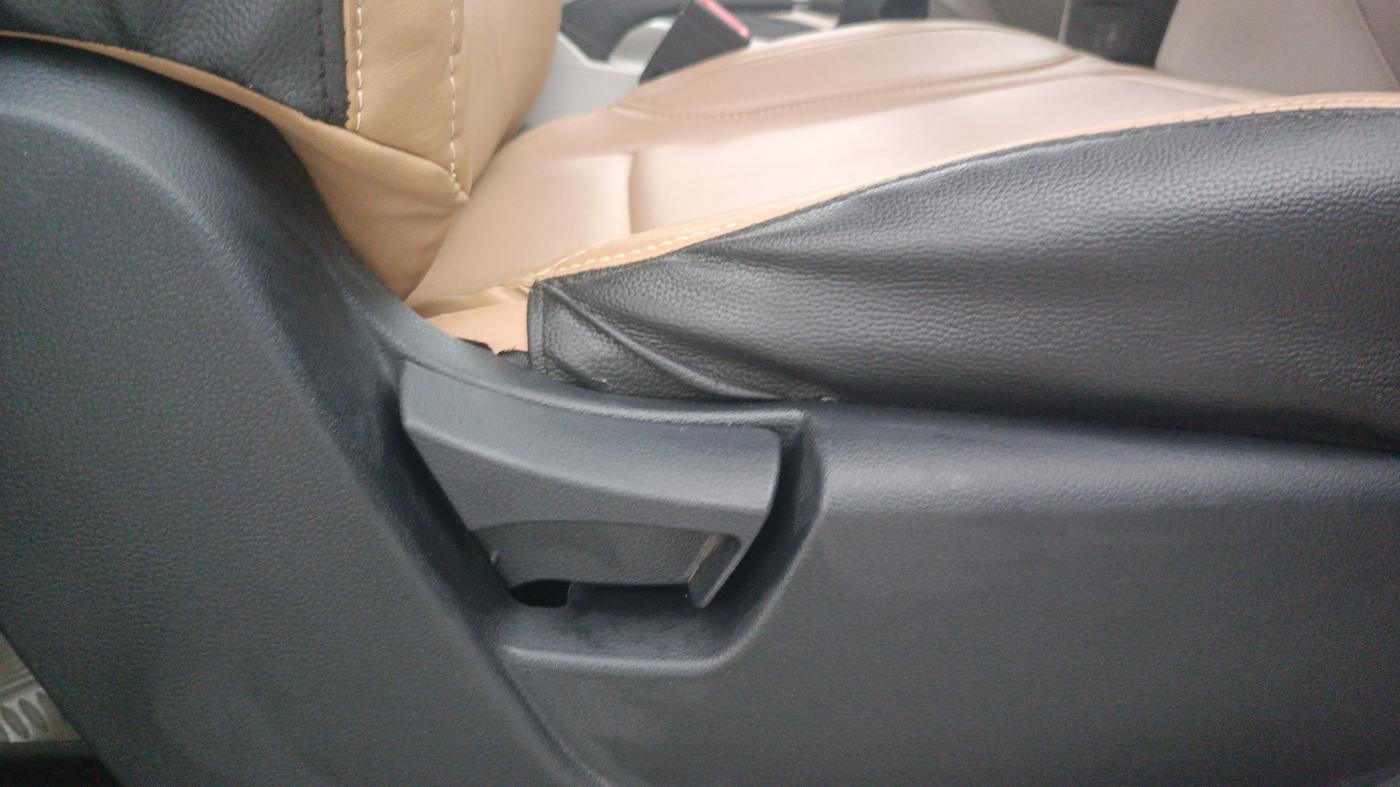 2019 Mahindra XUV300 W6 1.2 PETROL, Petrol, Manual, 43,459 km, Driver Side Adjustment Panel