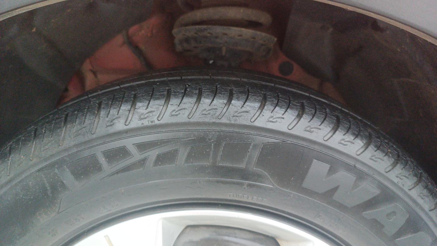 2019 Mahindra XUV300 W6 1.2 PETROL, Petrol, Manual, 43,459 km, Left Front Tyre Tread