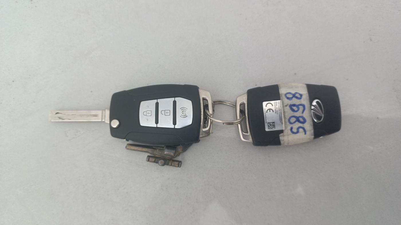 2019 Mahindra XUV300 W6 1.2 PETROL, Petrol, Manual, 43,459 km, Key Close Up