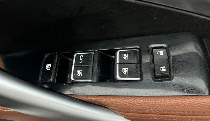 2020 MG HECTOR PLUS SHARP 1.5 PETROL TURBO DCT 6-STR, Petrol, Automatic, 52,464 km, Driver Side Door Panels Control