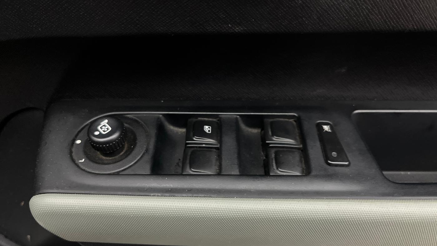 2024 Tata PUNCH Adventure (S) AMT, Petrol, Manual, 5,598 km, Driver Side Door Panels Control