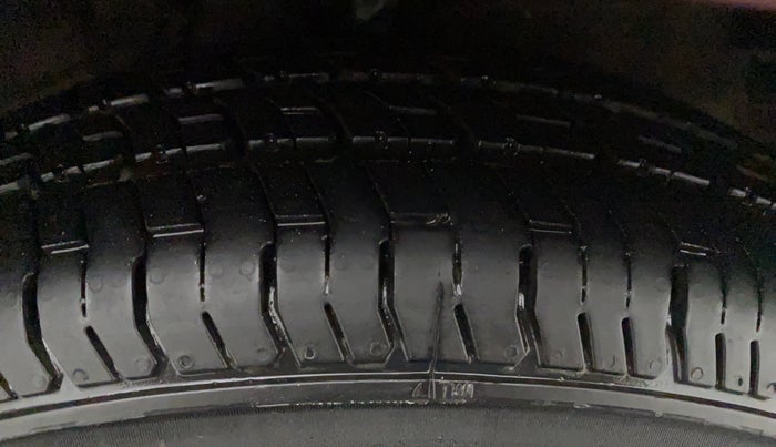 2014 Hyundai i10 SPORTZ 1.1, Petrol, Manual, 20,808 km, Right Front Tyre Tread