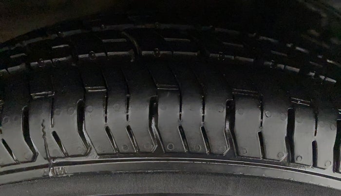 2014 Hyundai i10 SPORTZ 1.1, Petrol, Manual, 20,808 km, Right Rear Tyre Tread