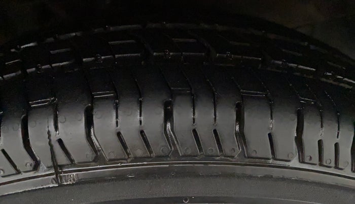 2014 Hyundai i10 SPORTZ 1.1, Petrol, Manual, 20,808 km, Left Front Tyre Tread