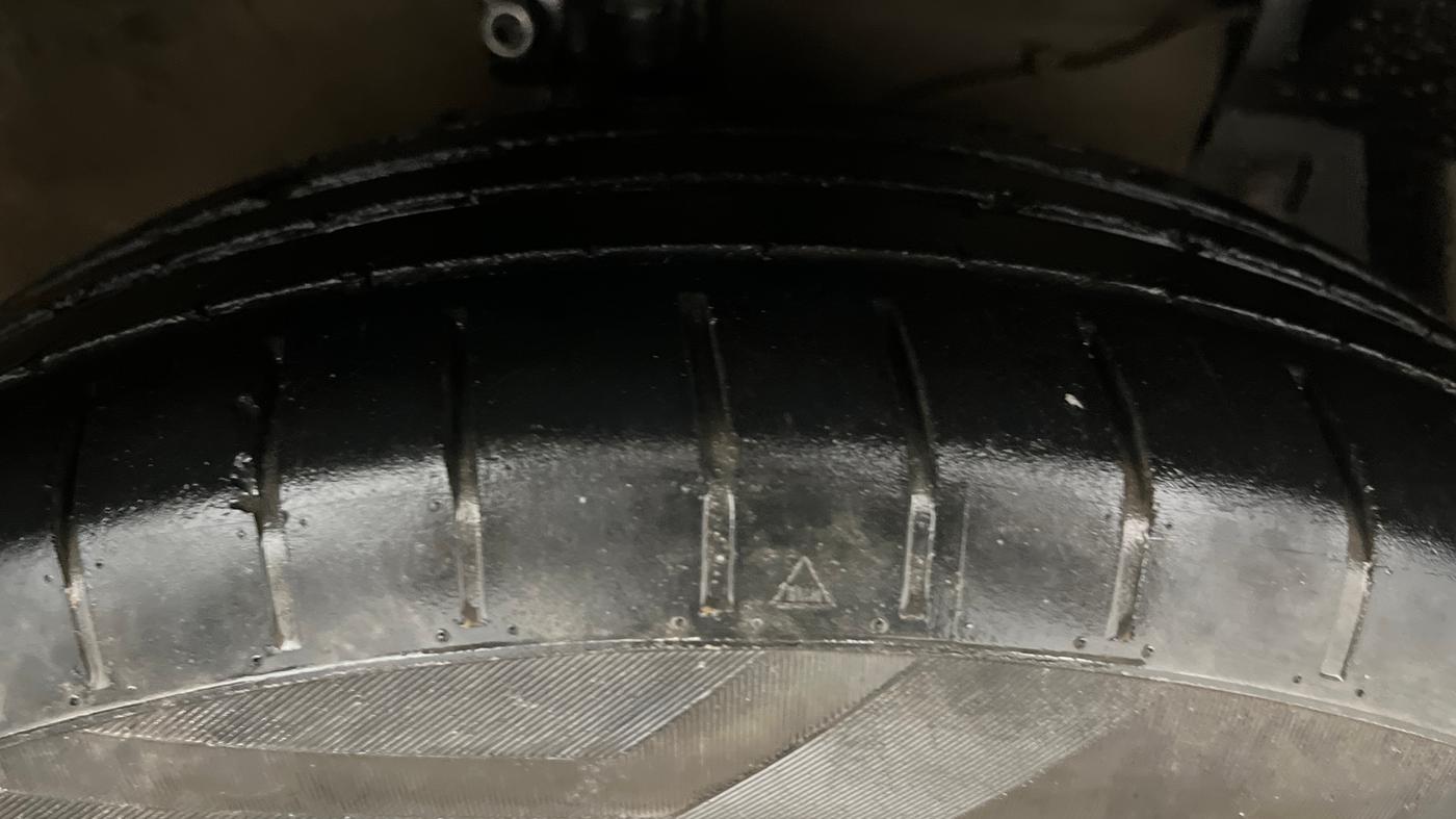 2016 Maruti Ciaz VDI+ SHVS, Diesel, Manual, 1,03,018 km, Right Front Tyre Tread