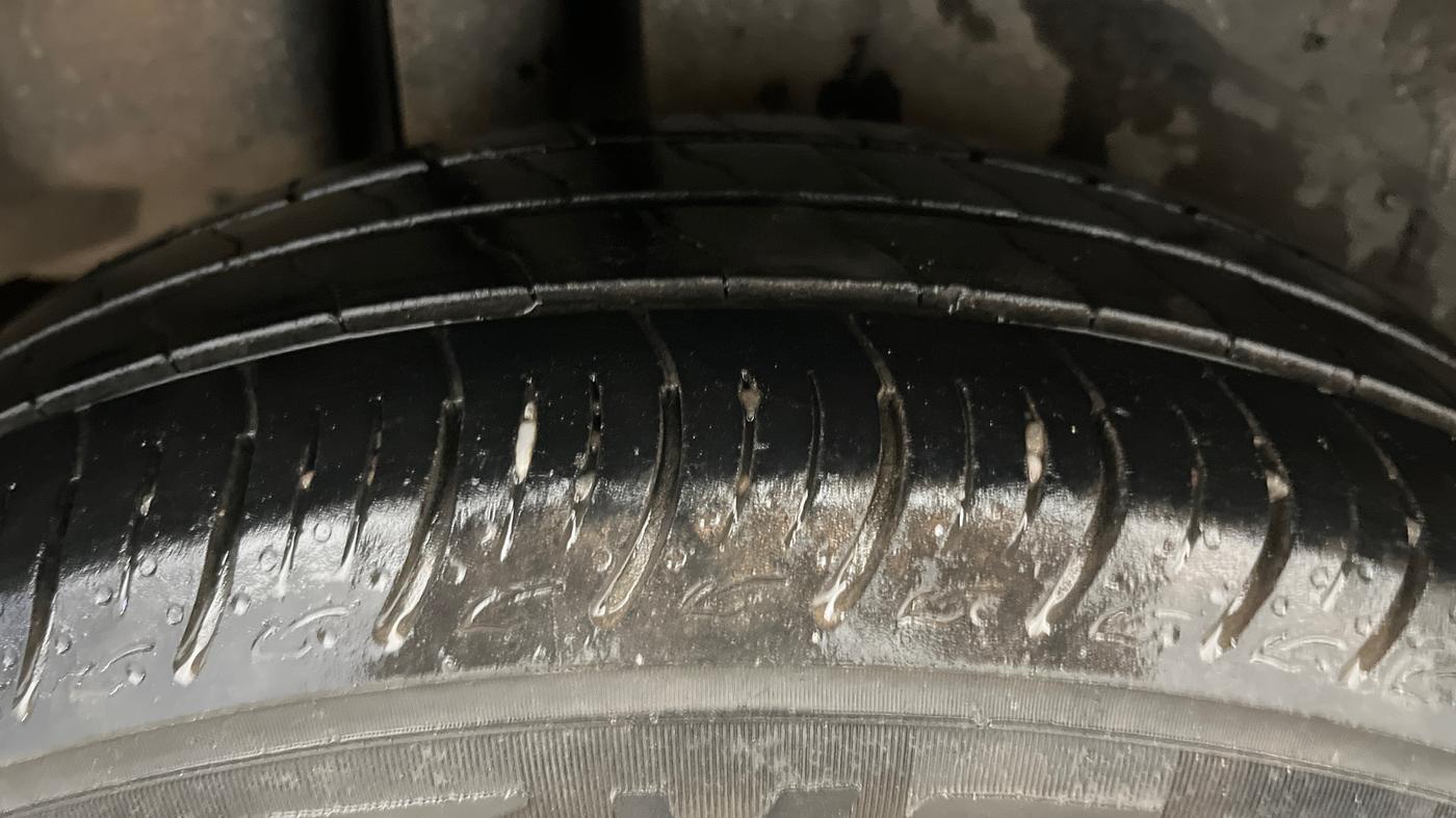 2016 Maruti Ciaz VDI+ SHVS, Diesel, Manual, 1,03,018 km, Right Rear Tyre Tread
