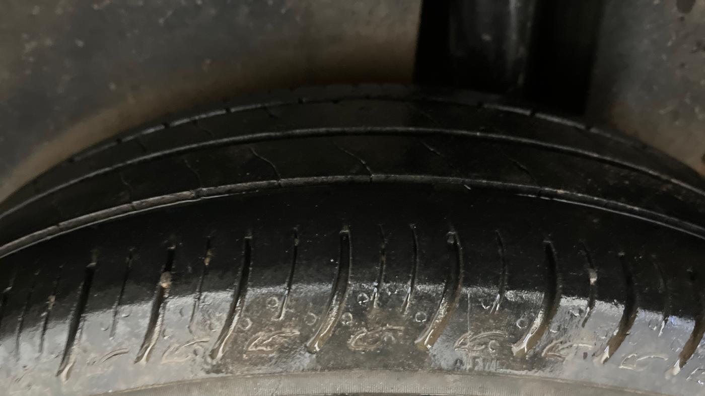 2016 Maruti Ciaz VDI+ SHVS, Diesel, Manual, 1,03,018 km, Left Rear Tyre Tread