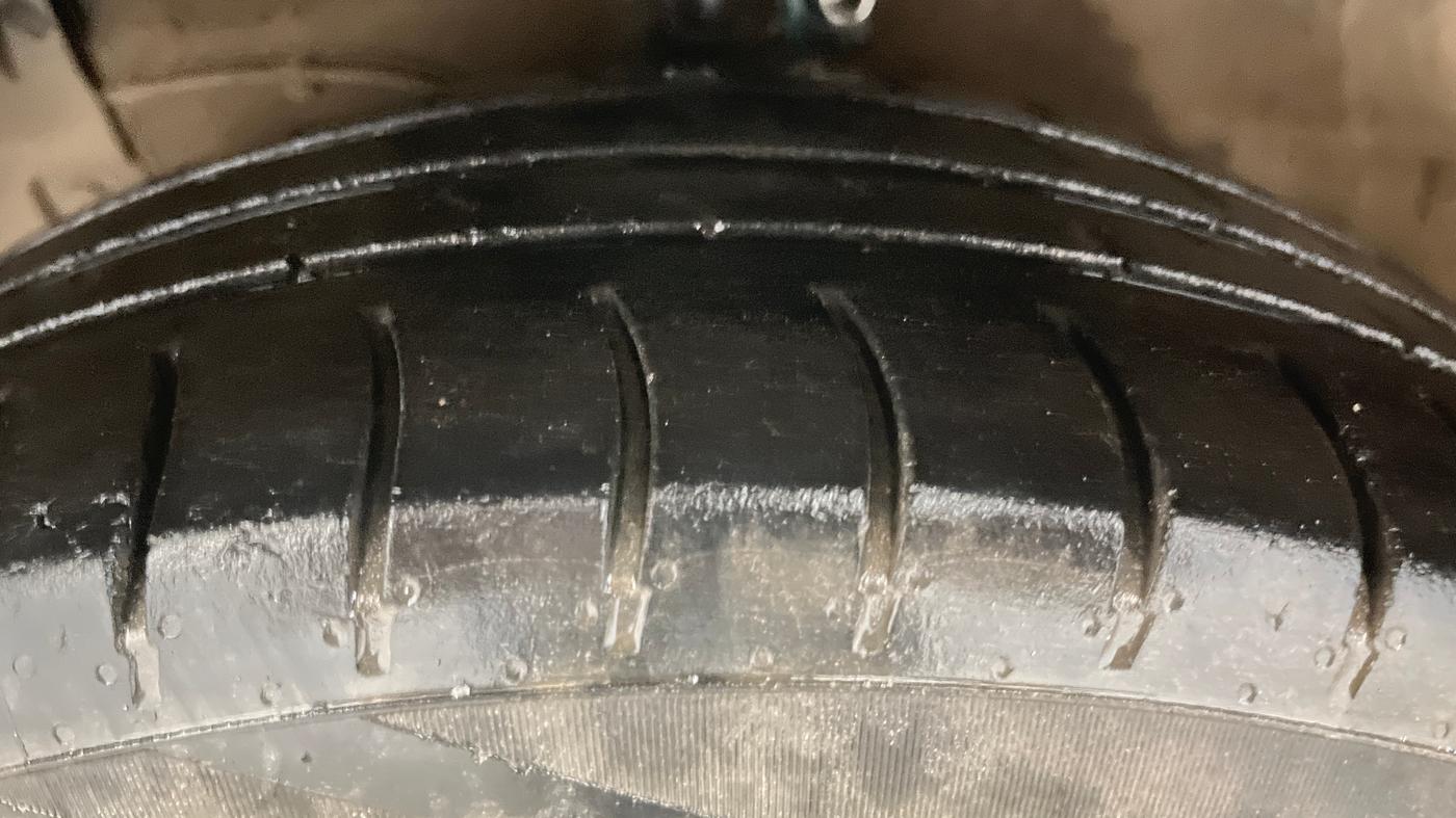 2016 Maruti Ciaz VDI+ SHVS, Diesel, Manual, 1,03,018 km, Left Front Tyre Tread