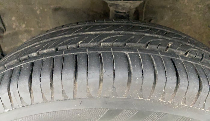 2011 Maruti Wagon R 1.0 VXI, Petrol, Manual, 45,068 km, Left Front Tyre Tread