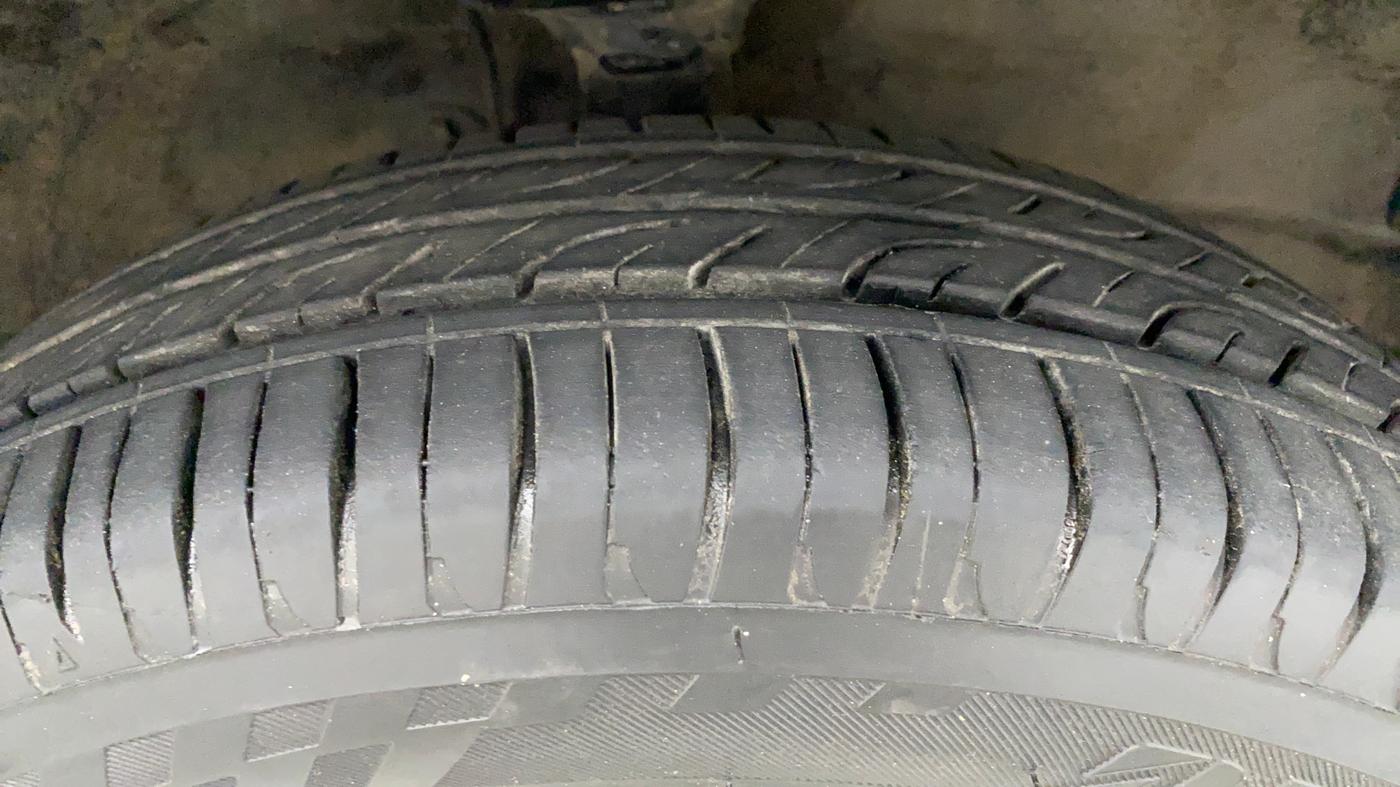 2011 Maruti Wagon R 1.0 VXI, Petrol, Manual, 45,068 km, Right Front Tyre Tread