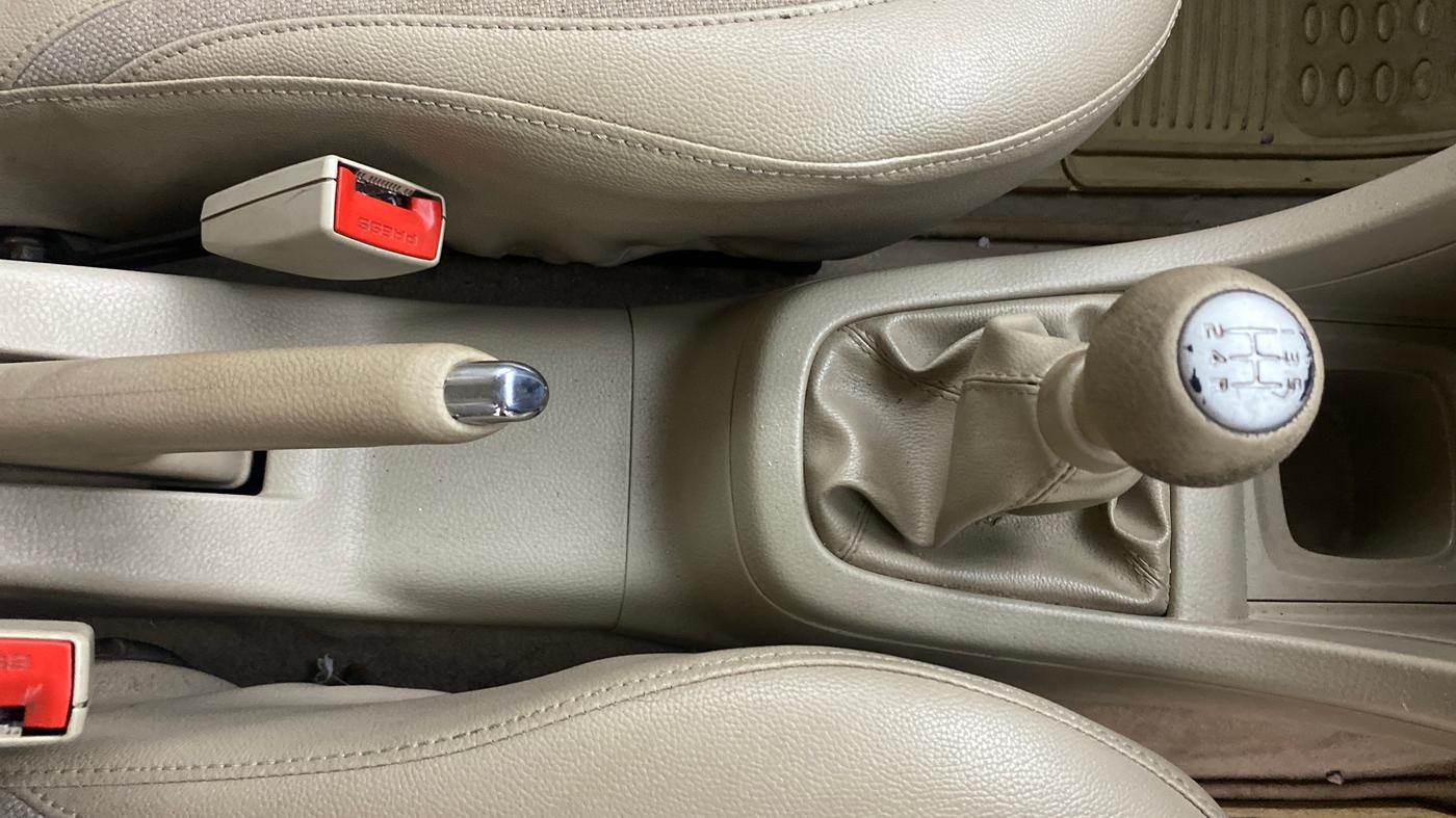 2015 Maruti Swift Dzire VXI, Petrol, Manual, 62,149 km, Gear Lever