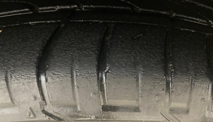 2017 Hyundai Creta SX PLUS AT 1.6 DIESEL, Diesel, Automatic, 1,27,708 km, Right Front Tyre Tread