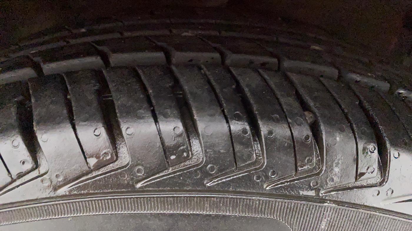 2010 Hyundai i10 SPORTZ 1.2 KAPPA2, Petrol, Manual, 40,952 km, Left Front Tyre Tread