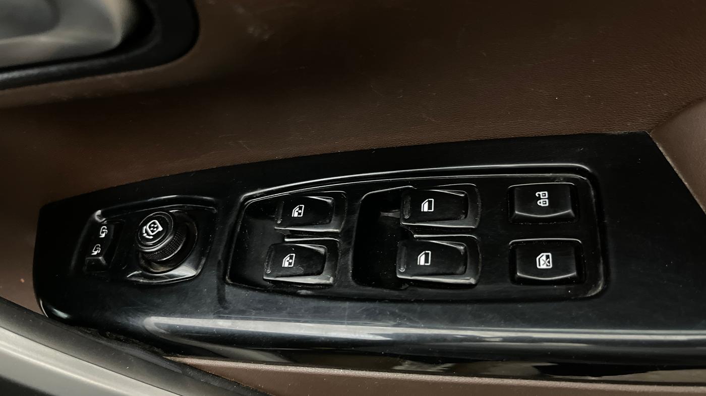 2023 Mahindra SCORPIO-N Z8 L DIESEL AT 2WD 6 STR, Diesel, Automatic, 1,18,649 km, Driver Side Door Panels Control