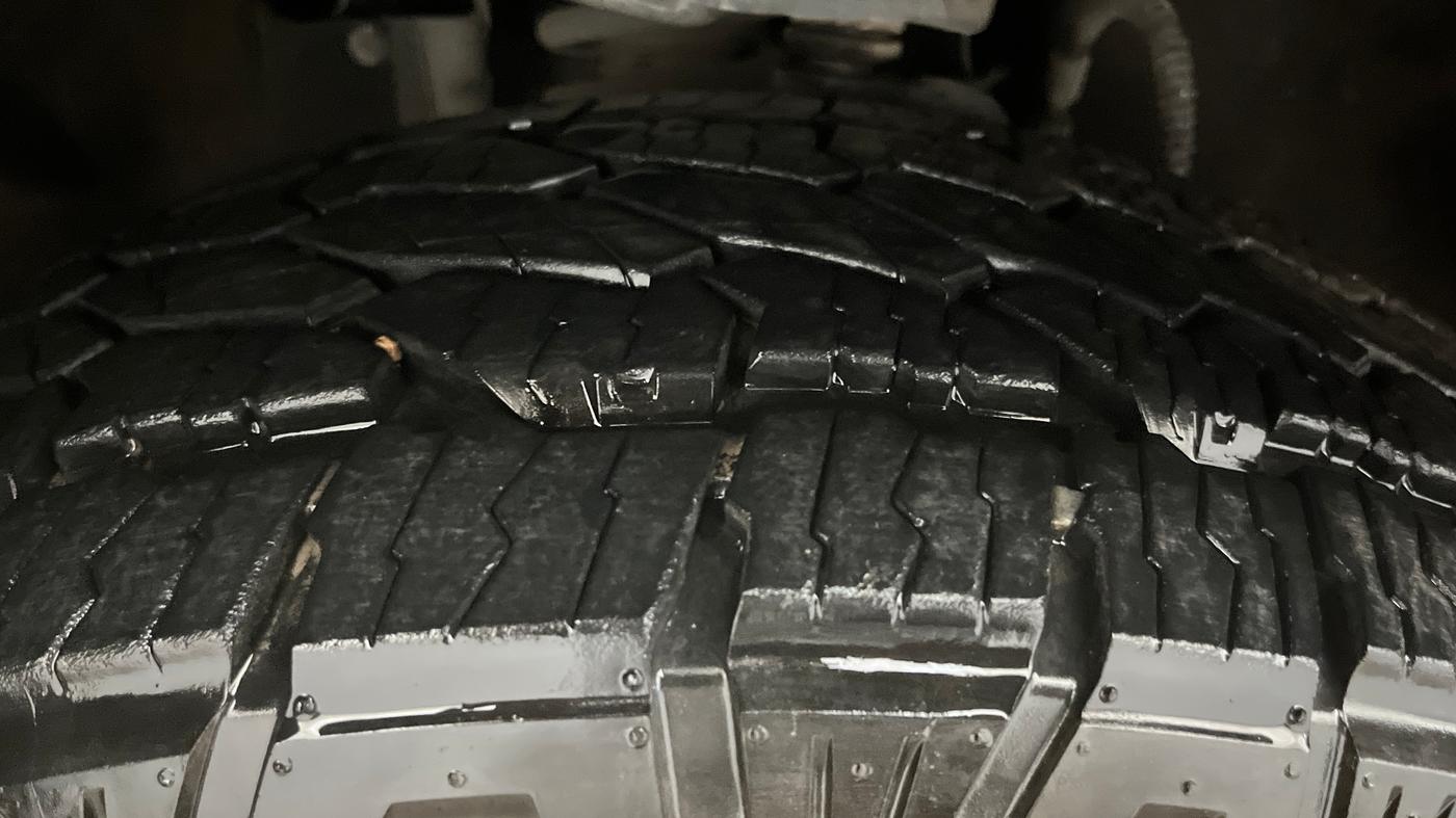 2023 Mahindra SCORPIO-N Z8 L DIESEL AT 2WD 6 STR, Diesel, Automatic, 1,18,649 km, Left Front Tyre Tread