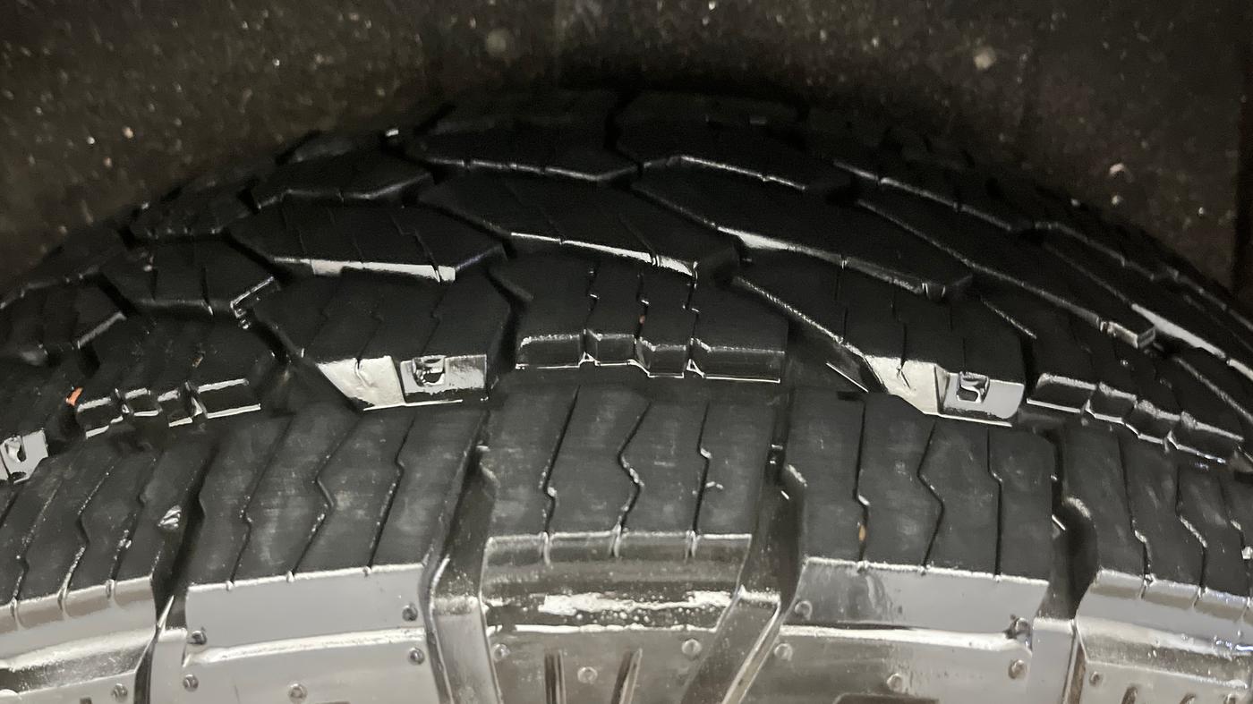 2023 Mahindra SCORPIO-N Z8 L DIESEL AT 2WD 6 STR, Diesel, Automatic, 1,18,649 km, Left Rear Tyre Tread
