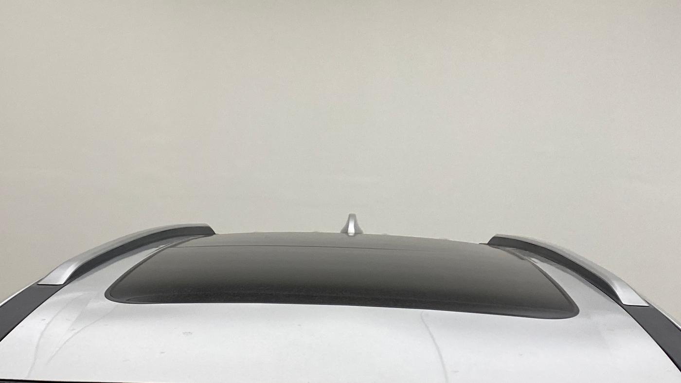 2022 Mahindra XUV700 AX 7 LUXURY P AT 7 STR, Petrol, Automatic, 1,43,645 km, Moonroof/ Sunroof